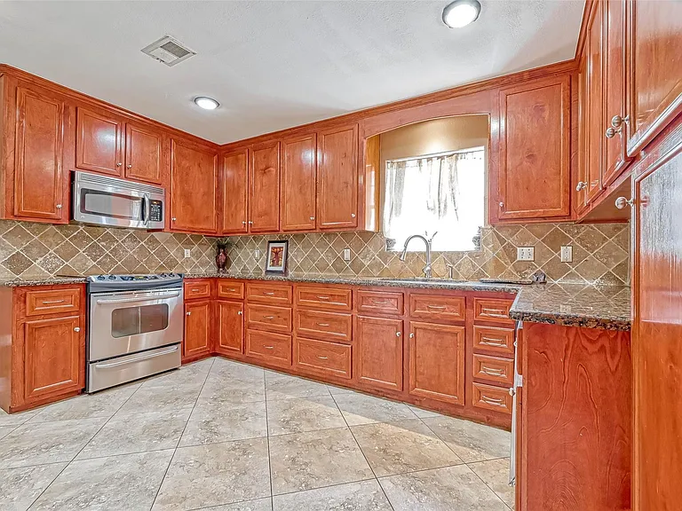 711 Lodgehill Ln — Photo 3