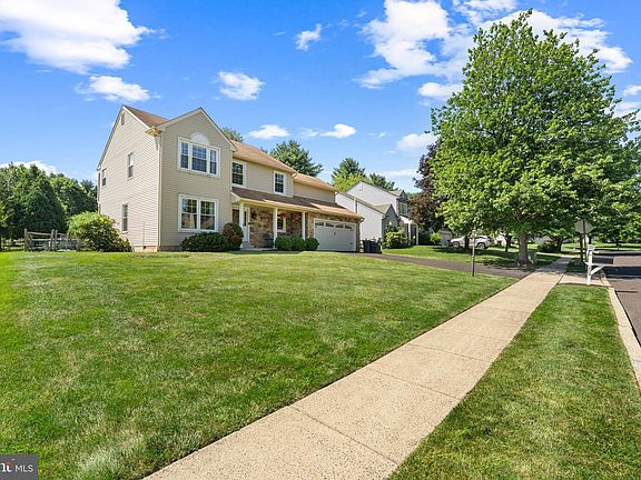 2nd image of 209 E Fairwood Dr