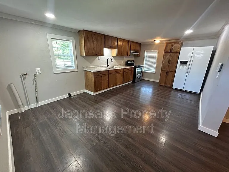 1811 N Cutting Ave — Photo 2