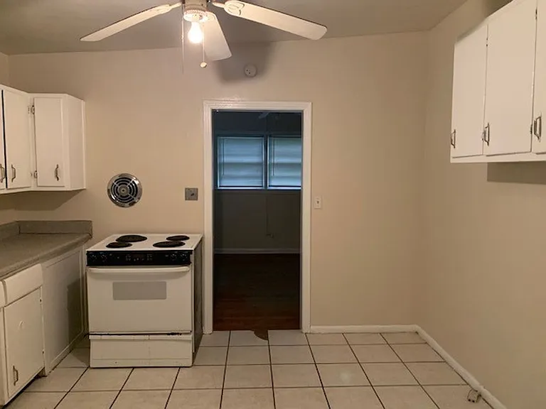 604 Kyle St — Photo 2