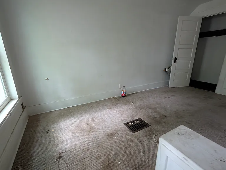 2113 W Howett St — Photo 10