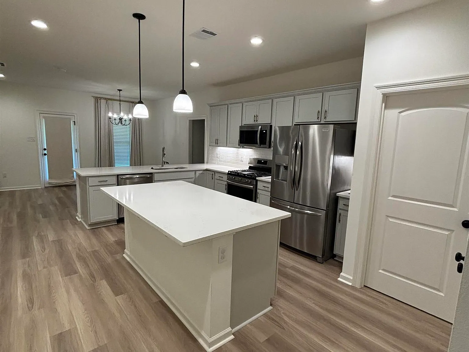 3 bed, 1649 sqft, $2,300 — Photo 2