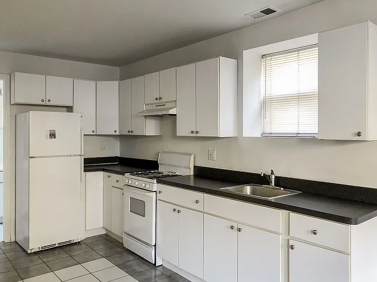 1022-24 N. Damen / 2009 W. Cortez — Photo 13