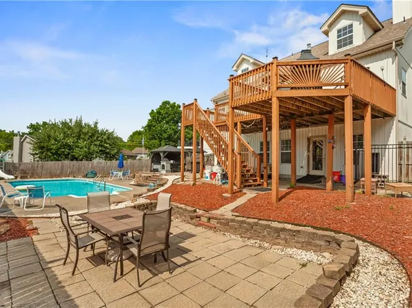 1004 NW Creek Side Cir, Blue Springs, MO 64015