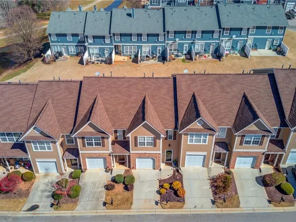 6307 Shoreview Cir, Flowery Branch, GA 30542