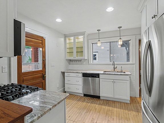 3rd image of 127 Drace St