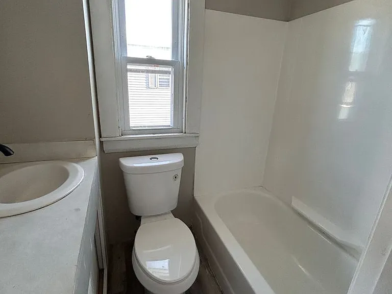 308 Bartlett St W — Photo 13