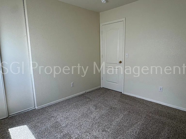 2407 W Mobile Ln — Photo 5