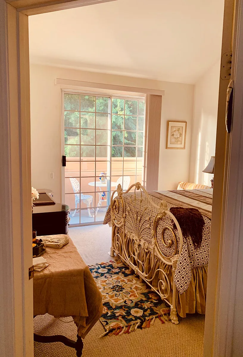 Spacious Furnished Queen Size Bedroom Private Quiet Patio Mirror Large Closet - 5715 Etiwanda Ave #105