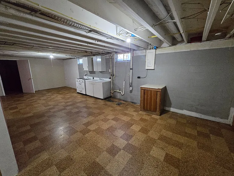 322 Webster St — Photo 46