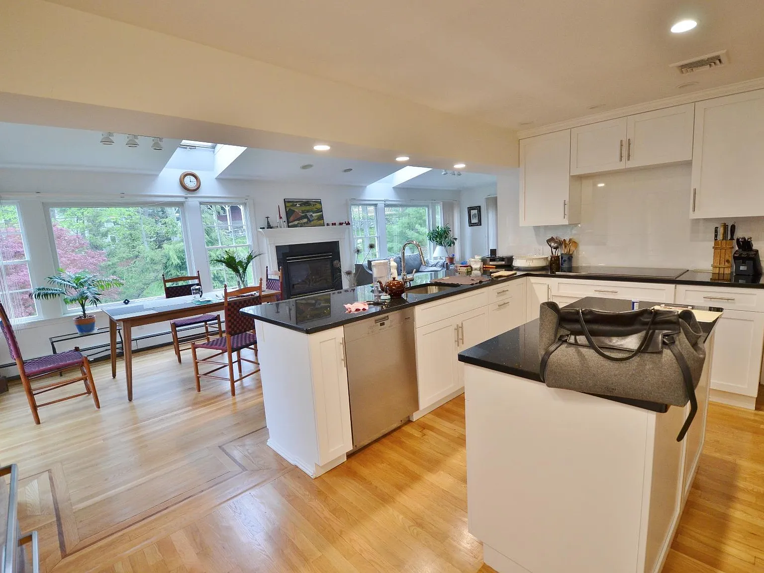 5 bed, 3.5 bath, 2859 sqft, $9,000 — Photo 3