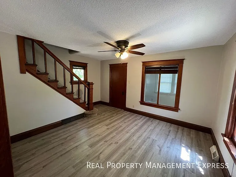 925 N Blauvelt Ave — Photo 10
