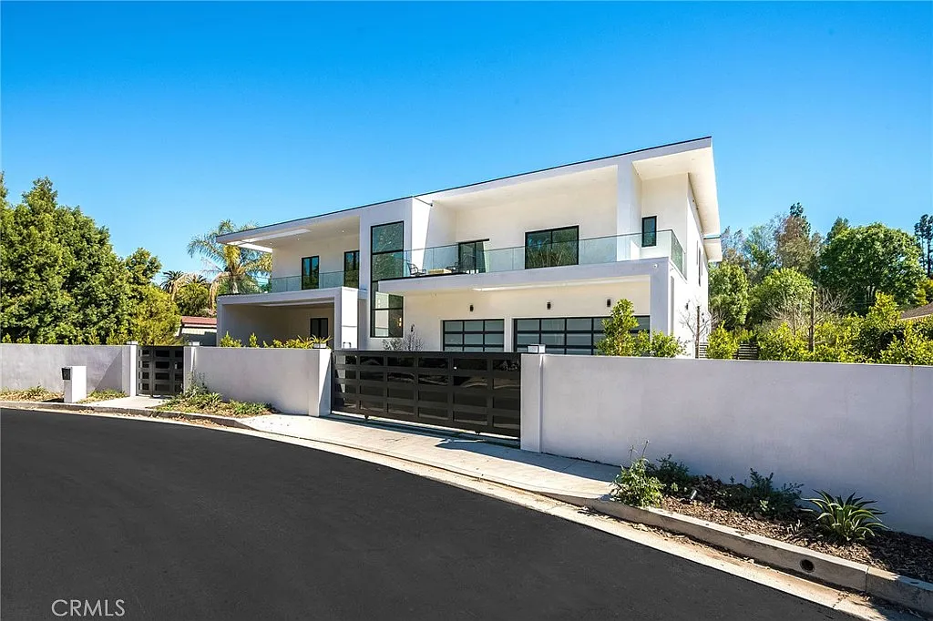 6 bed, 6.5 bath, 8000 sqft, $29,500 — Photo 2