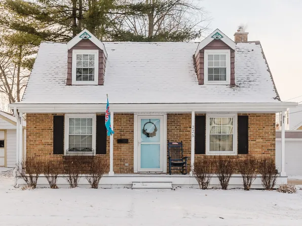 225 Sabin St, Sycamore, IL 60178