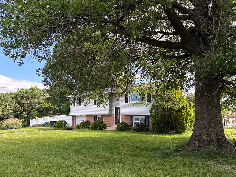 479 Sue Dr — Photo 2