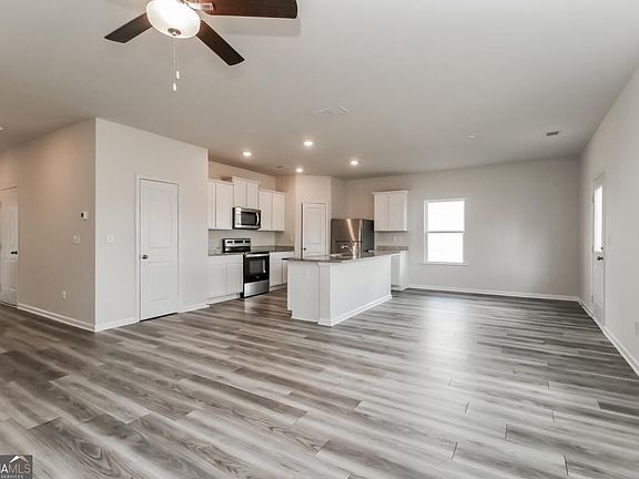 3rd image of 160 Avondale Blvd