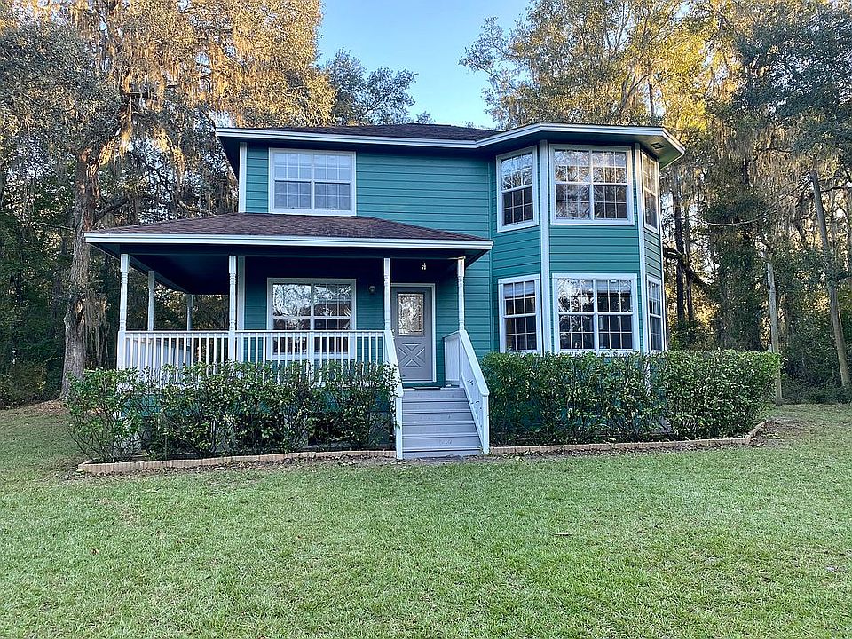 Front of House Facing Lake