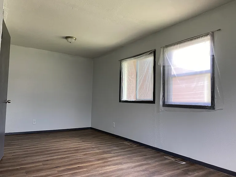 2302 S Saint Clair Ave — Photo 18