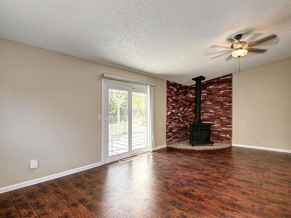 4th image of 27 Dempster Ct