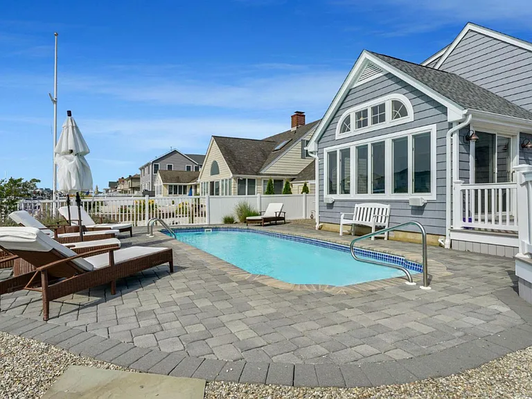 206 Curtis Point Dr — Photo 1