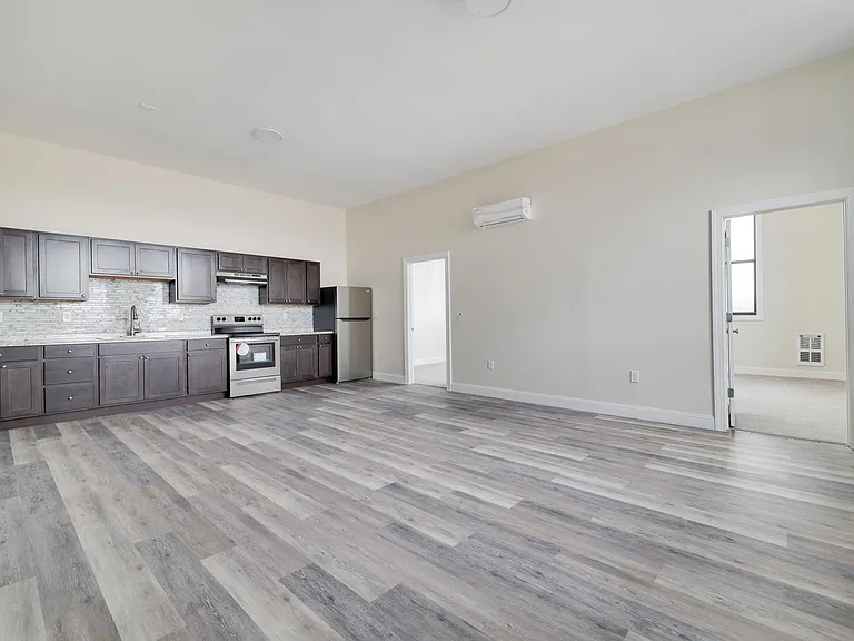 51 S Poplar St #204 — Photo 8