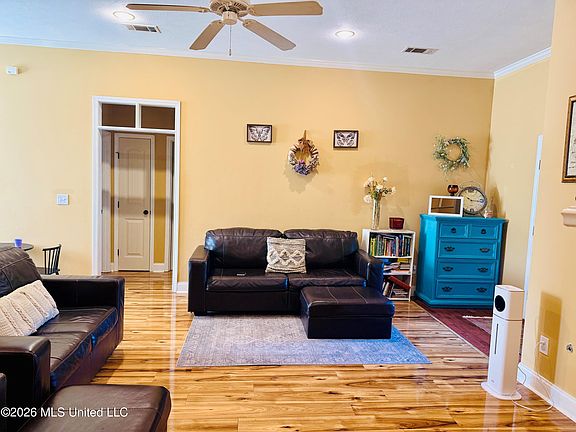 5th image of 104 Silver Ridge Ln