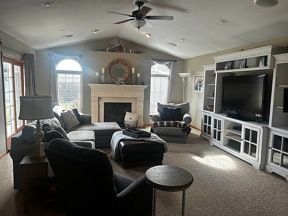 3rd image of 4006 Redwood Dr.