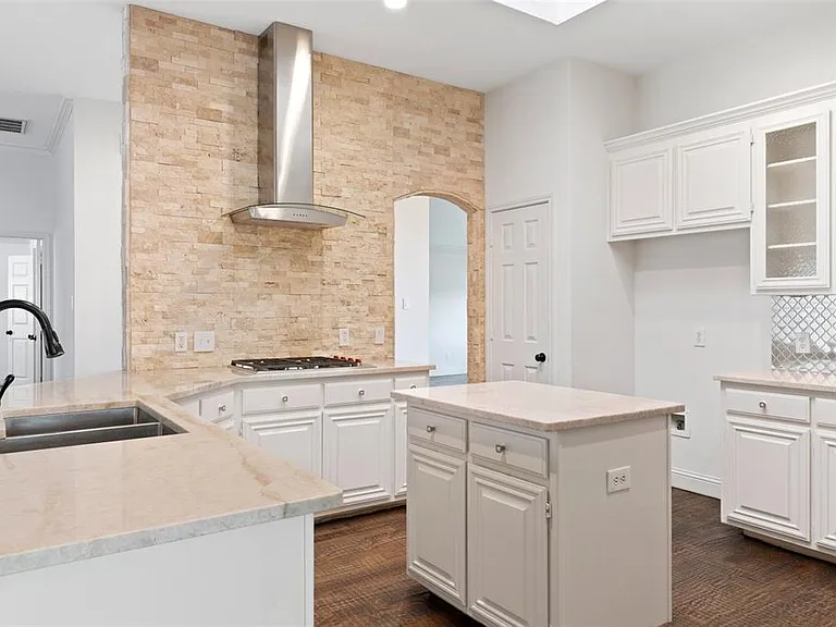 1305 Normandy Dr — Photo 5