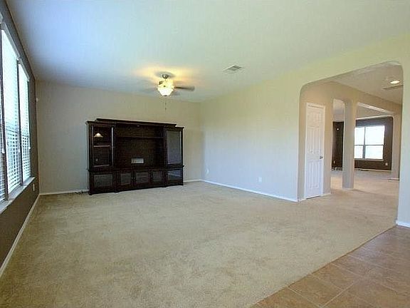 5th image of 1034 Hyde Park Dr