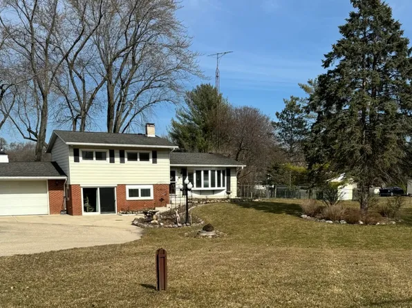 4404 Hickorynut Dr, McHenry, IL 60051