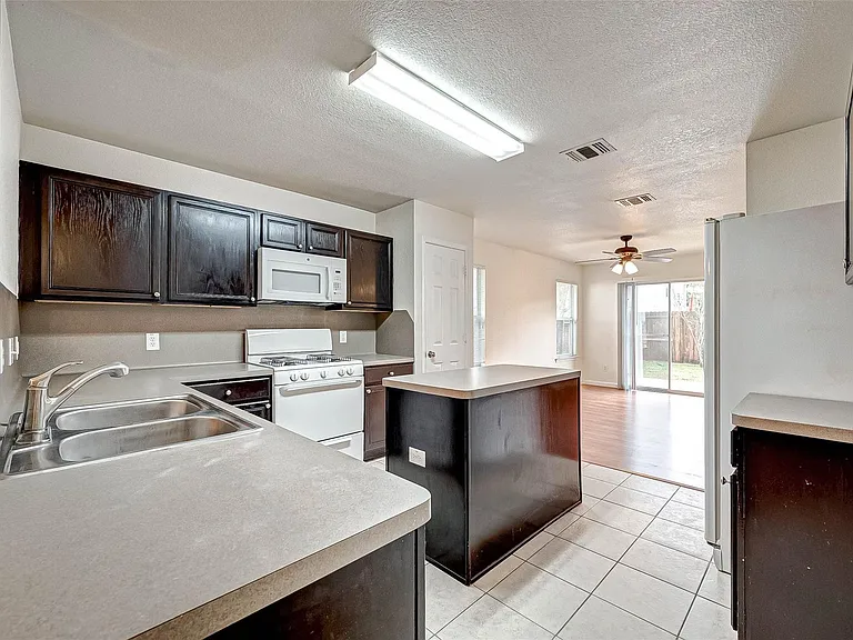 7910 Raven Creek Ln — Photo 17
