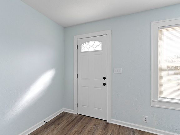 5th image of 830 Woodrow Ave
