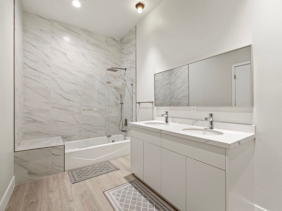 Spacious and stylish - the perfect combination of a full-size mirror and a double hand sink, adding functionality and elegance to any bathroom decor. Reflecting today's beauty trends, while enhancing your daily routine effortlessly.