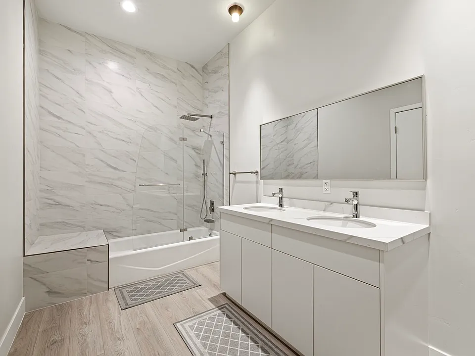 Spacious and stylish - the perfect combination of a full-size mirror and a double hand sink, adding functionality and elegance to any bathroom decor. Reflecting today's beauty trends, while enhancing your daily routine effortlessly.