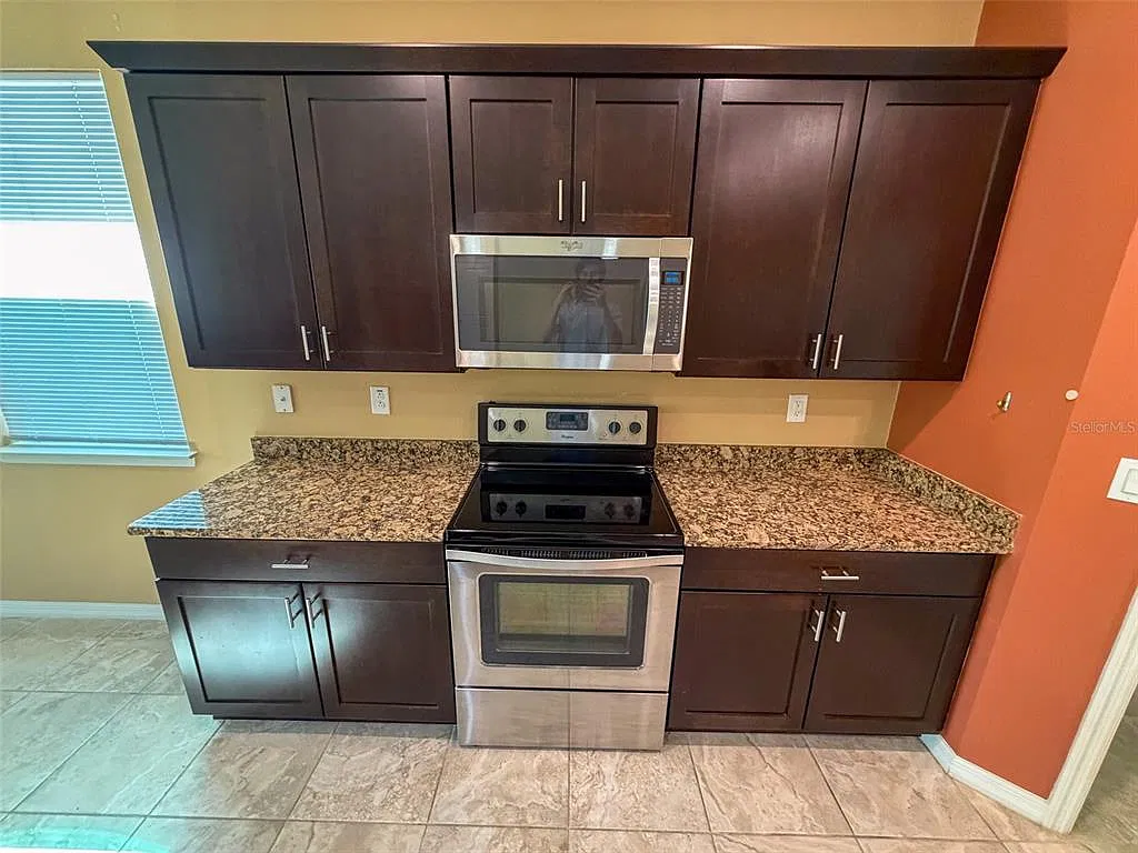 4 bed, 3.0 bath, 2115 sqft, $3,300 — Photo 4