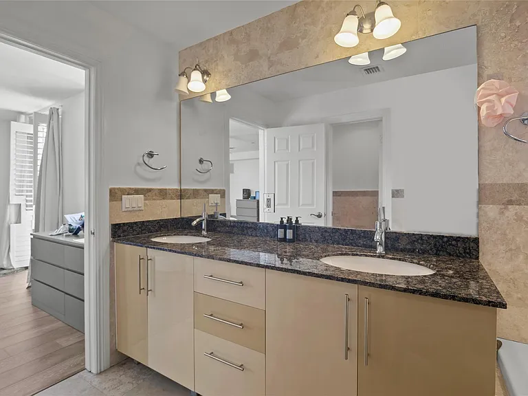 732 NE 15th Ave — Photo 28