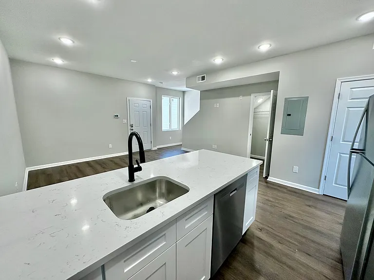 1230 N Marshall St #O3R — Photo 4