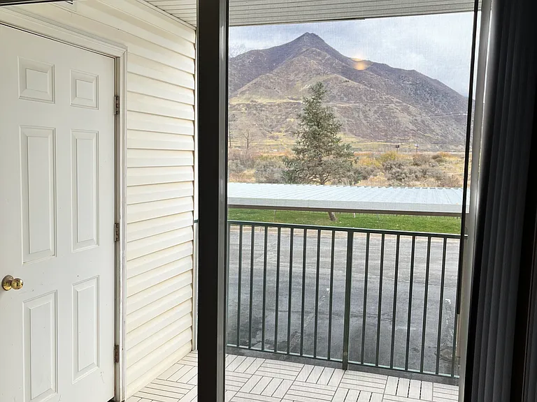 B201 Patio and Mountail View