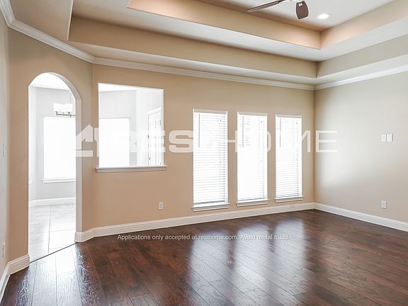 4th image of 2928 Bardwell Ave