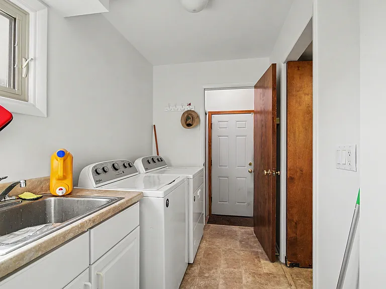 353 Hollywood Dr — Photo 19