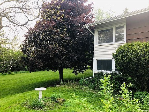 3rd image of 207 Saint Lawrence Ave W