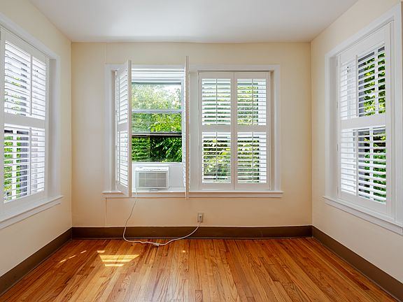 5th image of 105 9th St SE APT 302