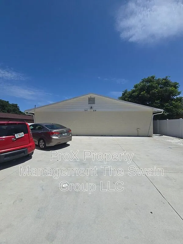 218 Florida Ave — Photo 2