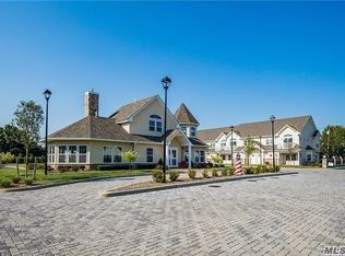 205 Anchor Ct, Copiague, NY