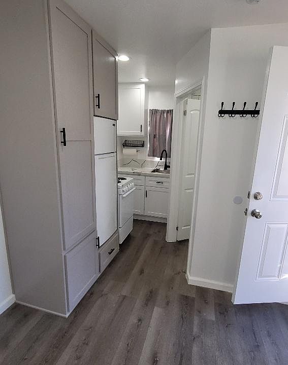 1st image of 701 W 42nd St Back 1/2