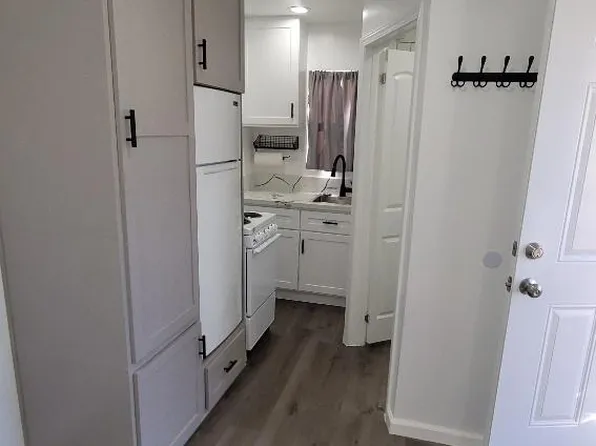 701 W 42nd St Back 1/2, Los Angeles, CA 90037