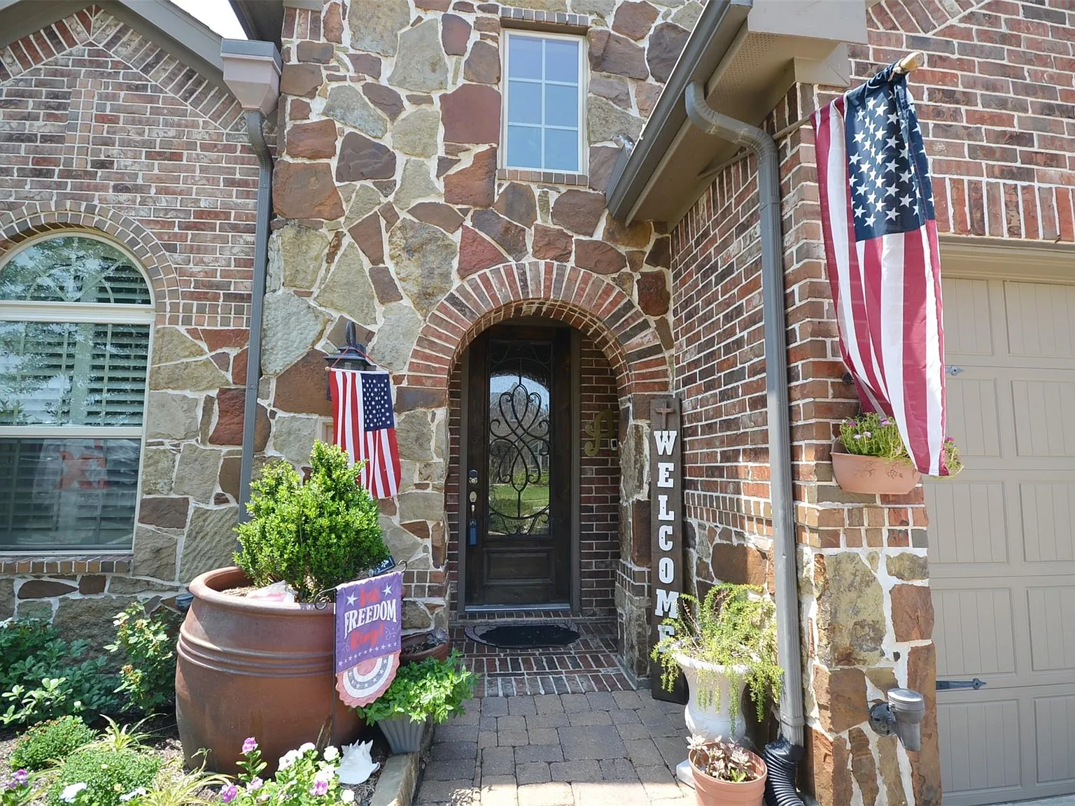 3 bed, 3.0 bath, 2688 sqft, $2,700 — Photo 2