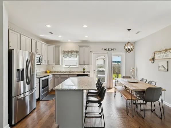 629 Whirlaway Dr, Burns, TN 37029