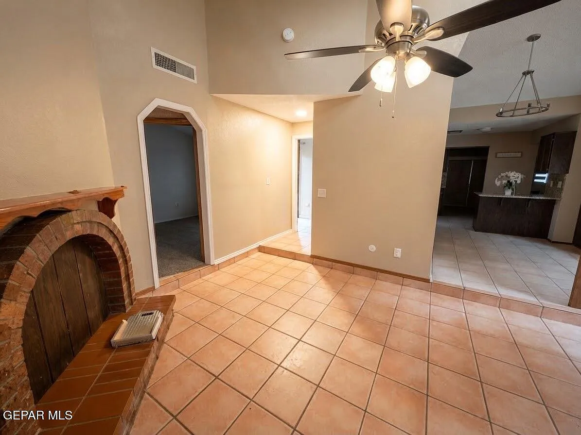 4 bed, 2.0 bath, 1380 sqft, $1,500 — Photo 3
