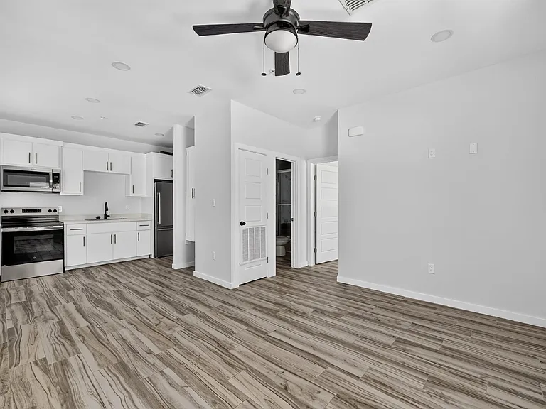 1207 W Kennedy St — Photo 7